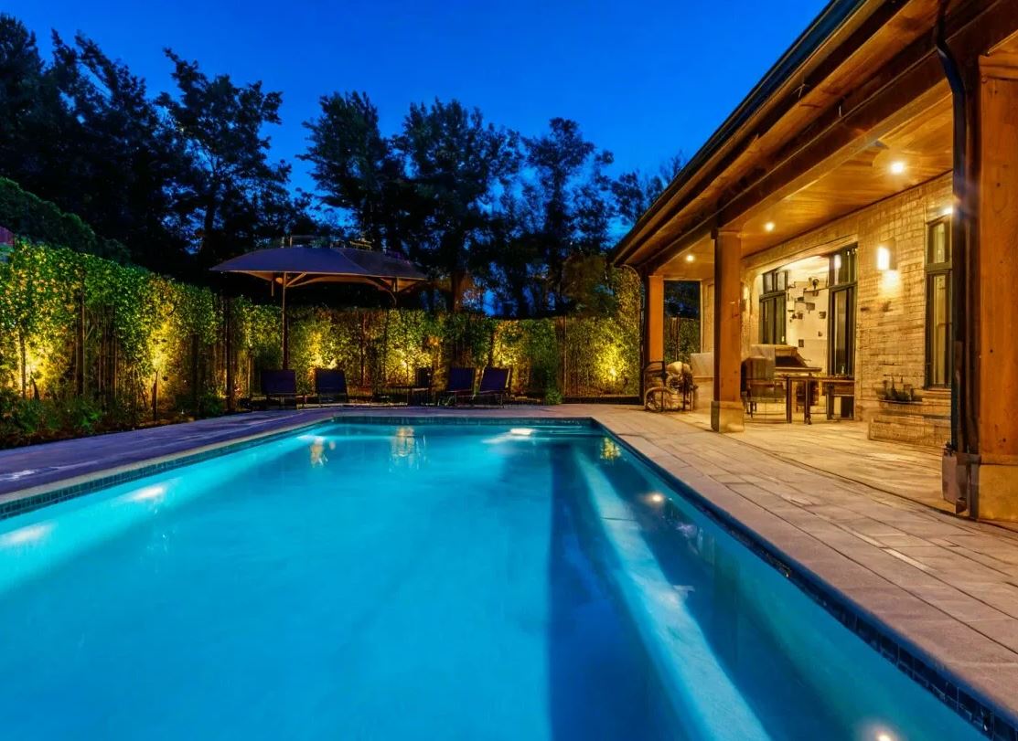 Подсветка воды в бассейне